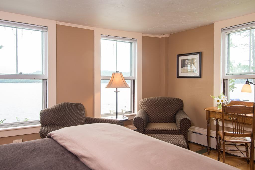 Lake House At Ferry Point Sanbornton Room photo