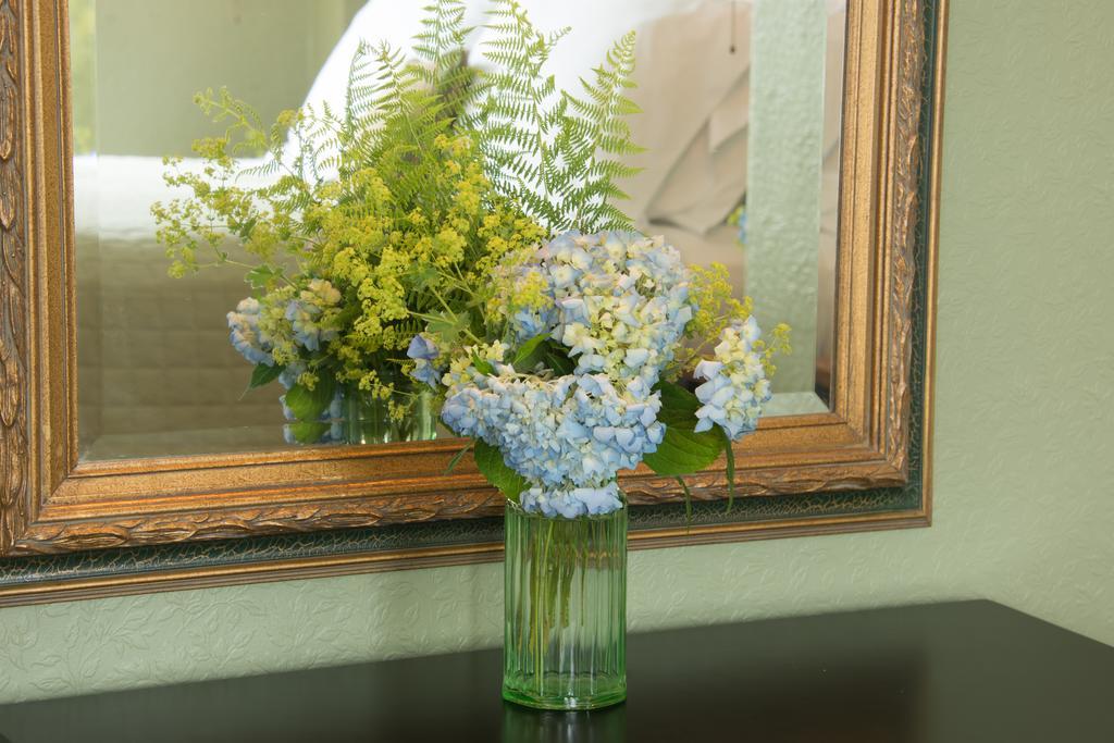 Lake House At Ferry Point Sanbornton Room photo