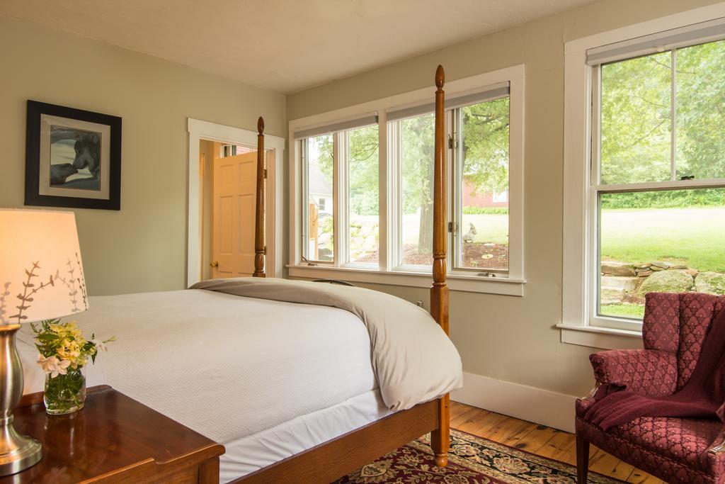 Lake House At Ferry Point Sanbornton Room photo