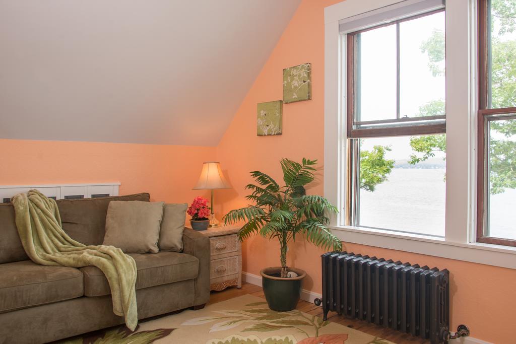 Lake House At Ferry Point Sanbornton Room photo