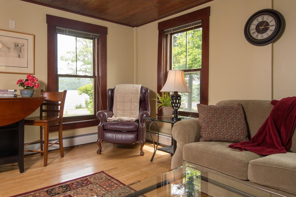 Lake House At Ferry Point Sanbornton Room photo